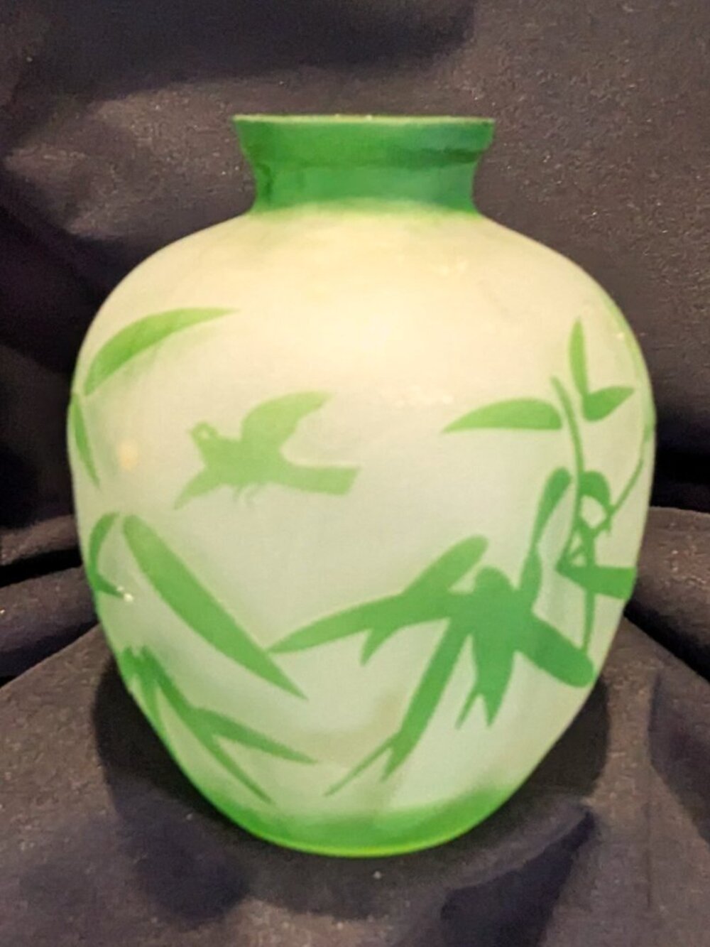 Petit vases en verre fini mat avec bambou et d'oiseau de style Daum France